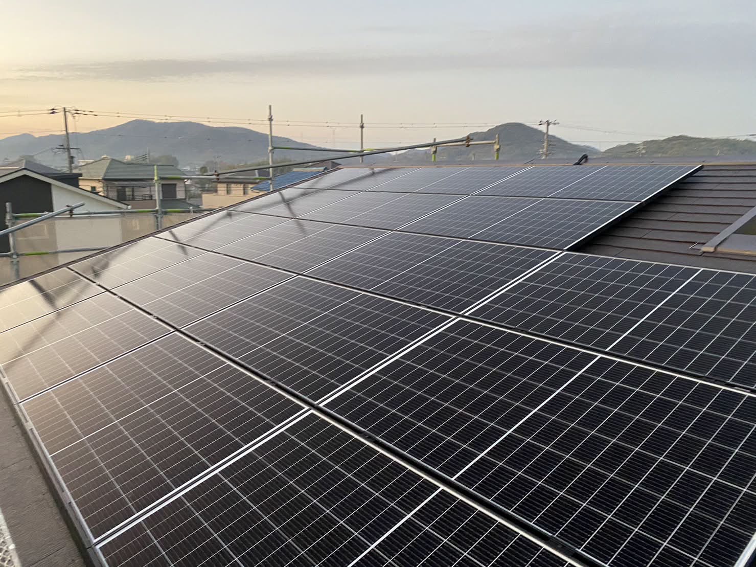 屋根上の太陽光パネル施工実績