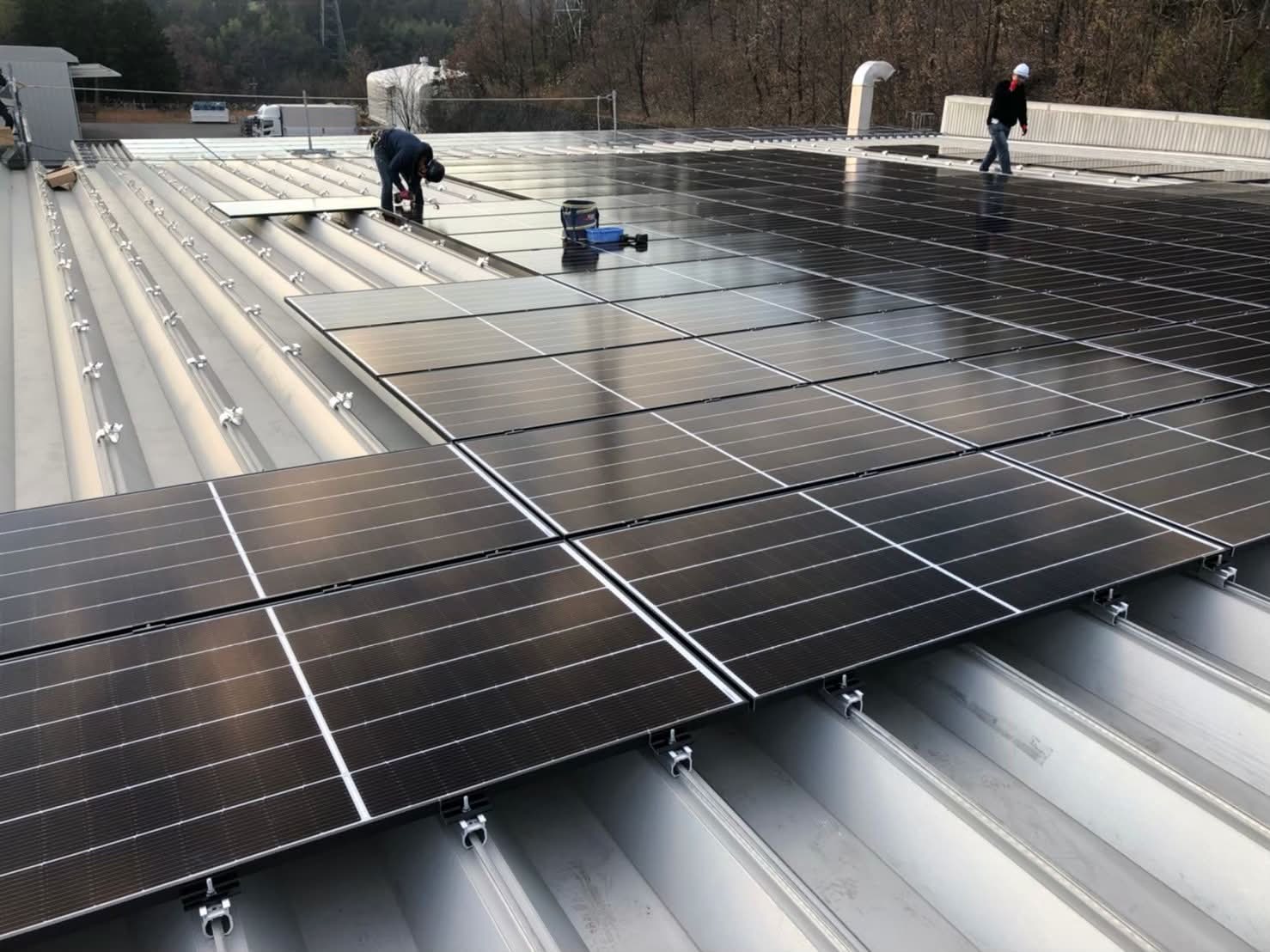 作業員による太陽光パネル取付作業