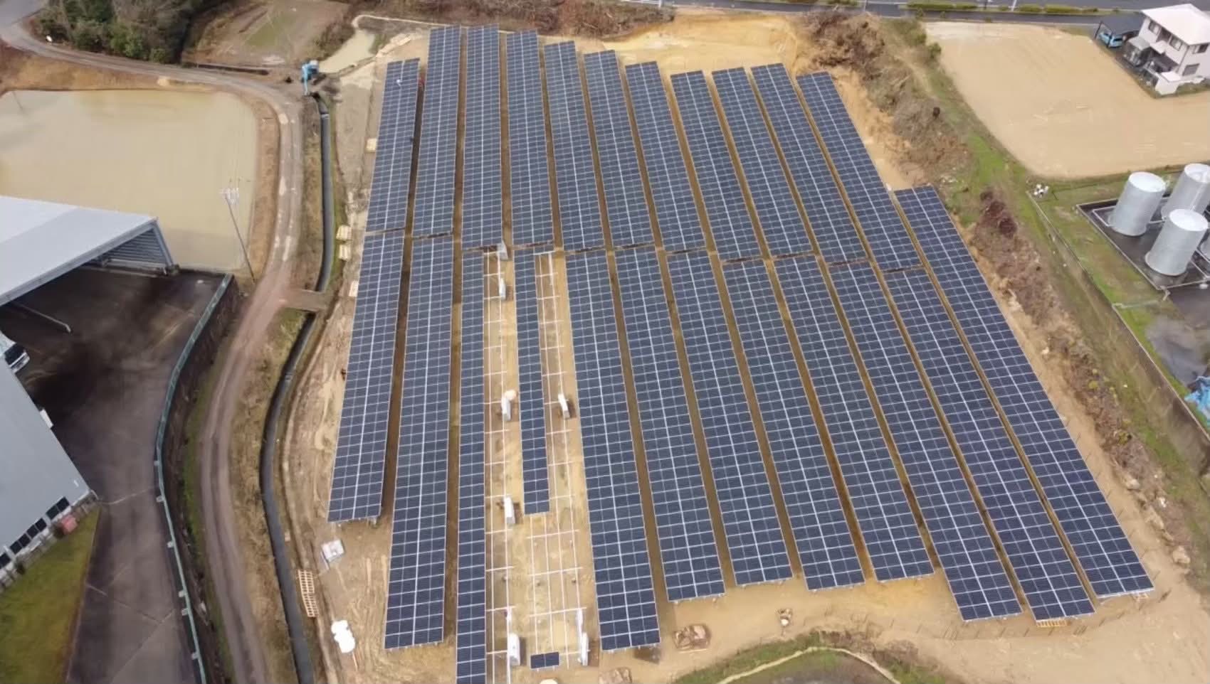 大規模太陽光発電設備の全景