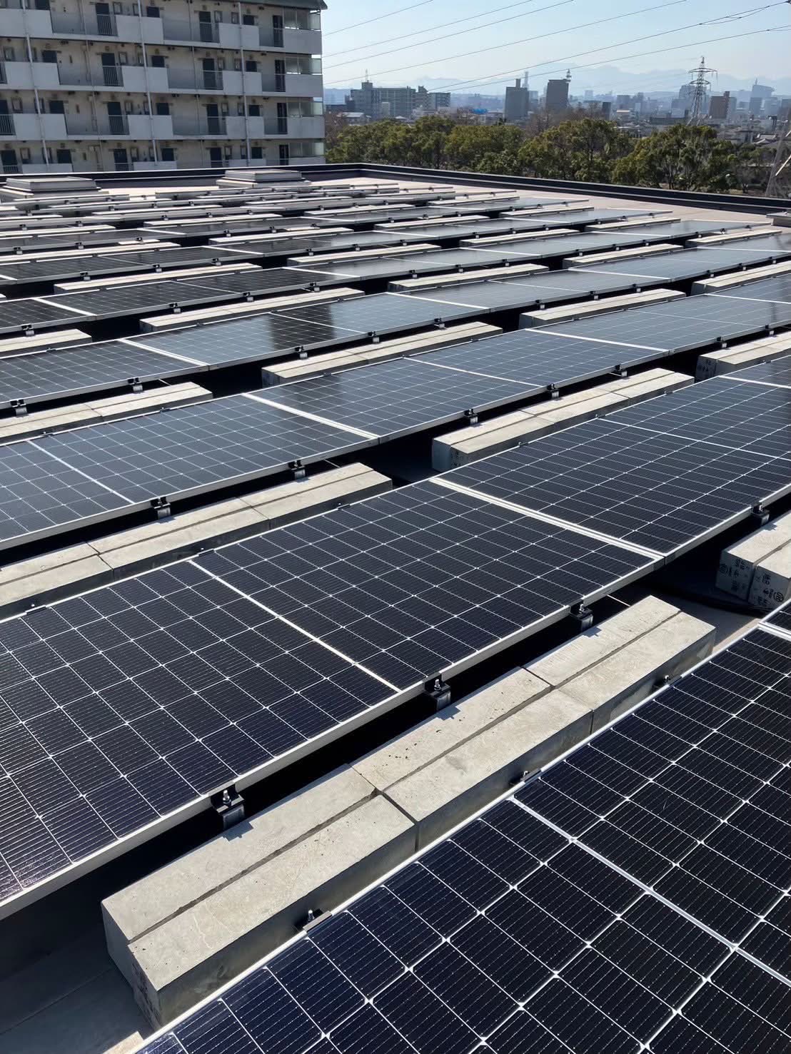 集合住宅屋上の太陽光パネル施工事例